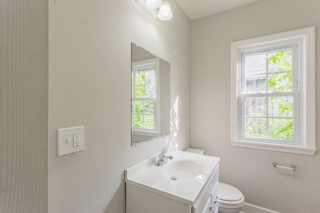Building Photo - 3 bedroom Signal Mountain Charmer!