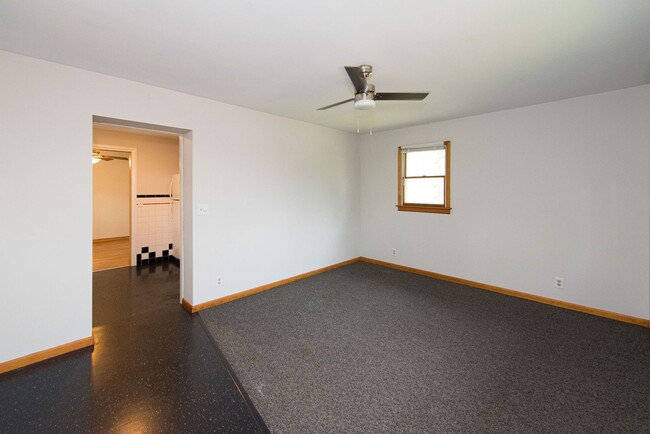 Building Photo - Extra Spacious Top Unit Duplex