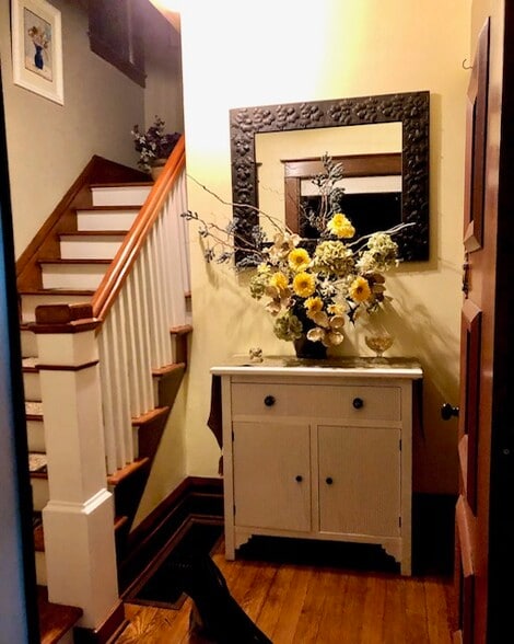 Building Photo - 305 Oak St