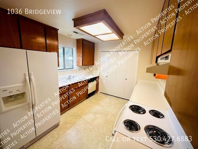 Building Photo - 1036 Bridgeview-