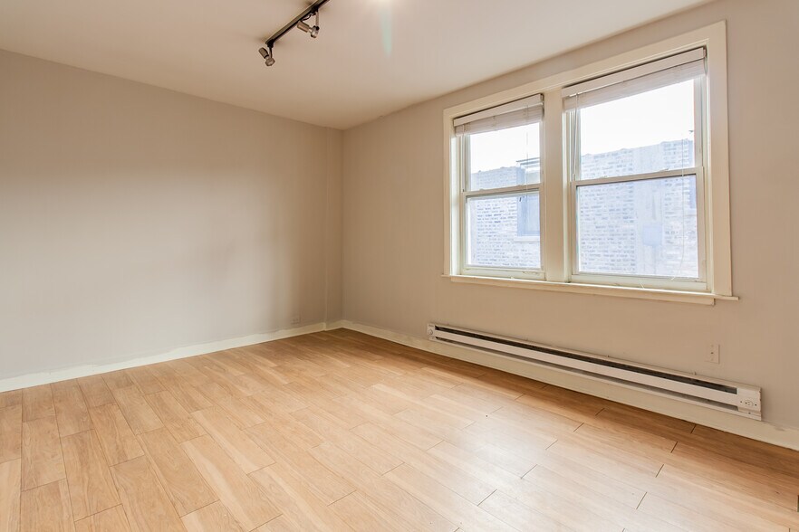 Building Photo - 515 W Belmont Ave