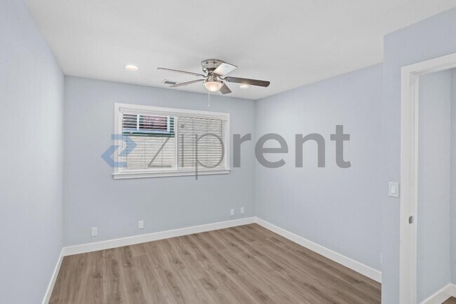 Building Photo - Unit Apt 2
