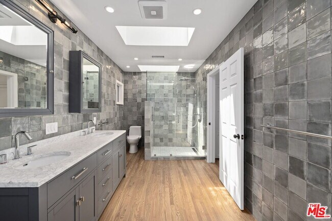 Building Photo - 2222 Sunset Crest Dr