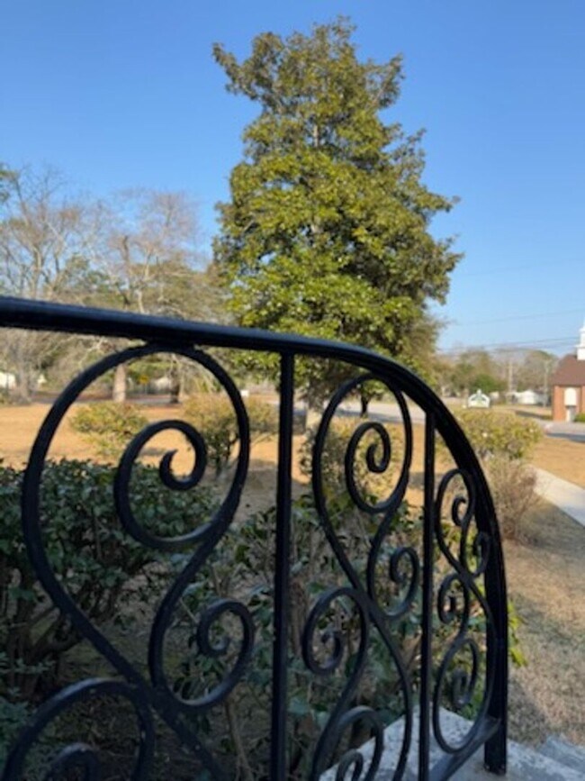 Building Photo - Fantastic Bungalow in Rosewood!