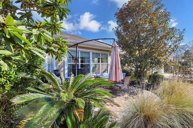 Building Photo - Charming 2-Bedroom, Plus Den Home with 2 F...