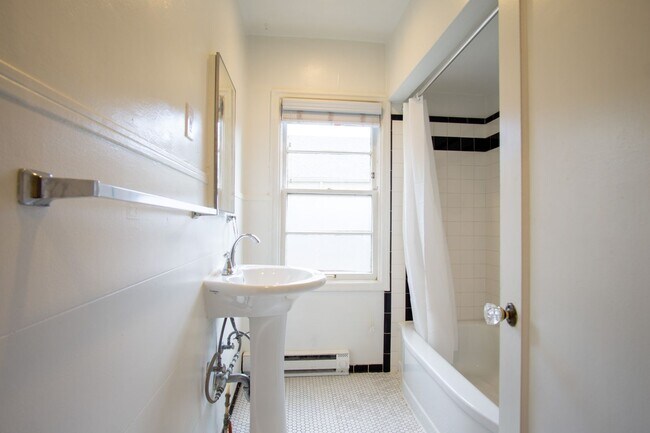 Building Photo - Charming NW 1-Bed Ready Late May!