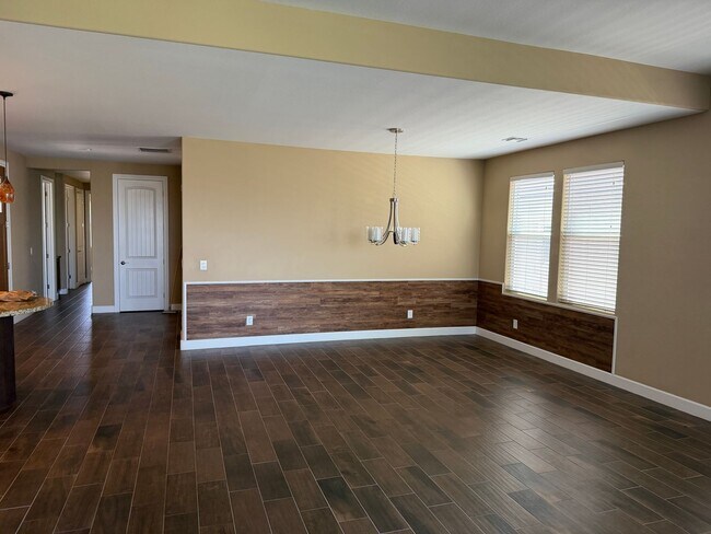 Building Photo - Gated Astoria Home