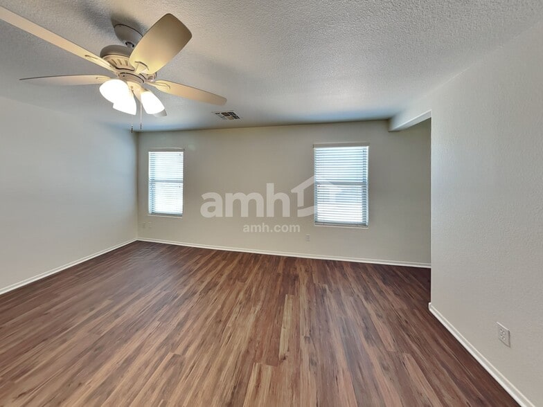 Building Photo - 780 E Cowboy Cove Trail