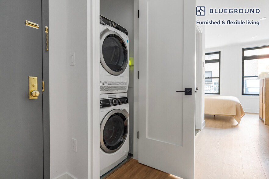 Building Photo - 307 W 39th St