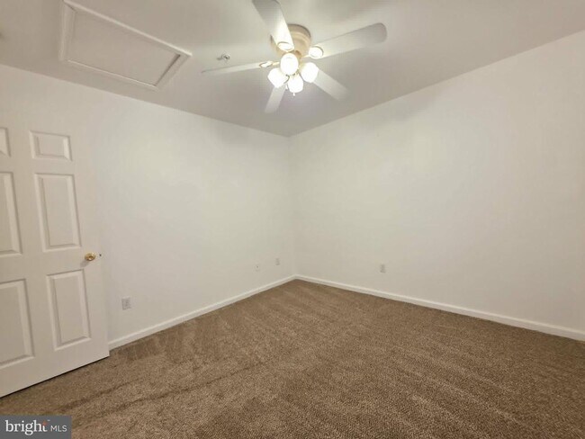 Building Photo - 1011 Granite Ct