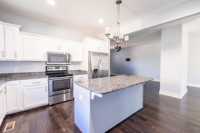 Building Photo - **NOW AVAILABLE FOR SHOWINGS**  Beautiful Home for Lease in Sylvan Heights!