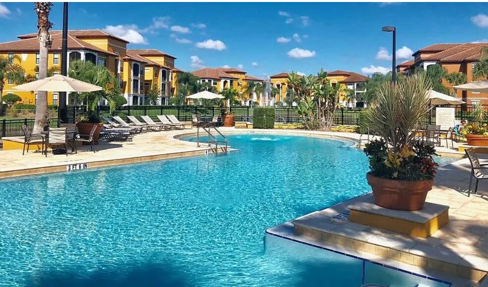 Swimming pool and Jacuzzi - 8351 38th Street Cir E