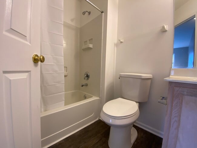 Building Photo - 1105 N Claremont Dr