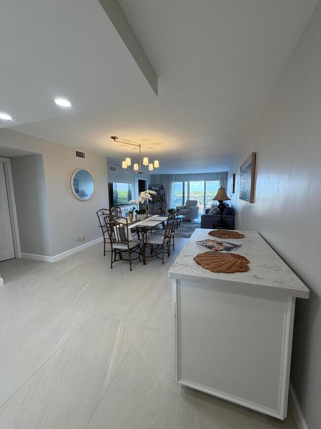 Building Photo - 1160 Hillsboro Mile