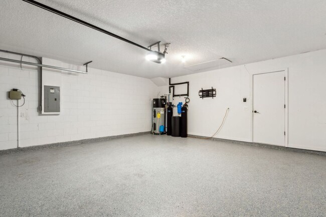 Building Photo - Newly Renovated 4 Bedroom!