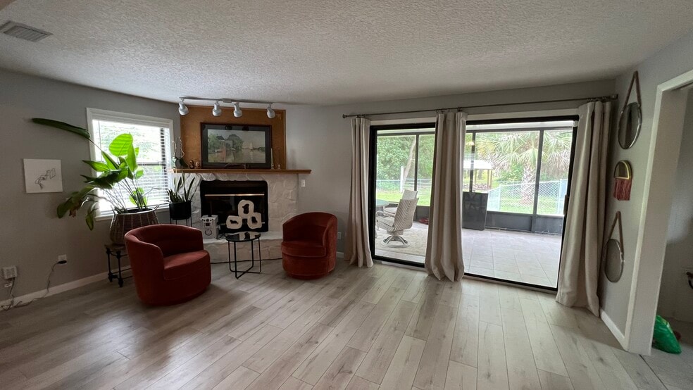 Building Photo - 5702 Cedar Forest Dr S