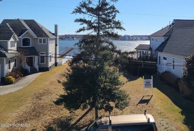 Building Photo - 634 Point Ave