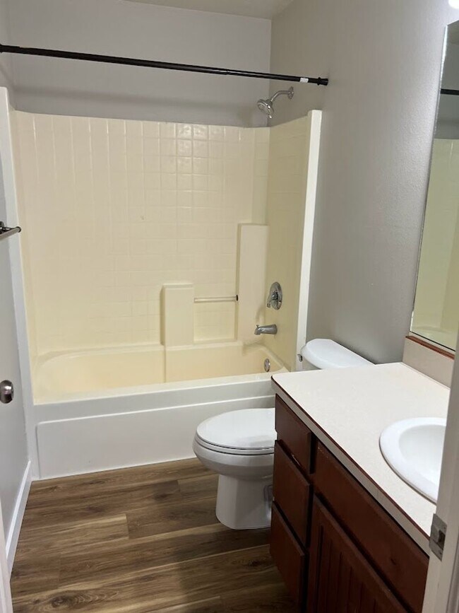 Building Photo - Newly Remodeled Throughout!