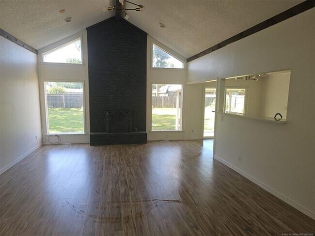 Building Photo - Updated House in Jenks Schools