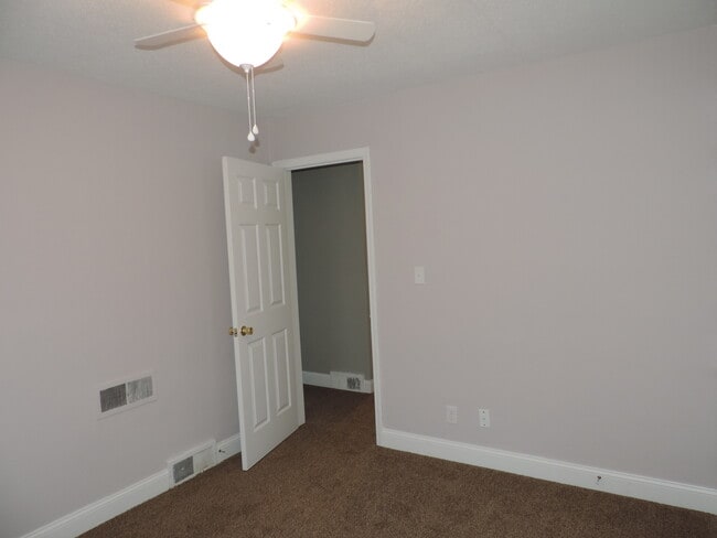 Building Photo - Cute Little Home