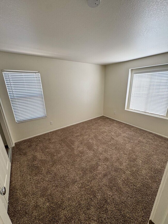Building Photo - 4 Bedroom home available for Lease in Cent...
