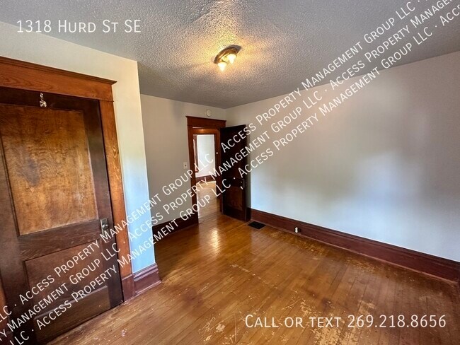 Building Photo - Eastown Three Bedroom Clean Home