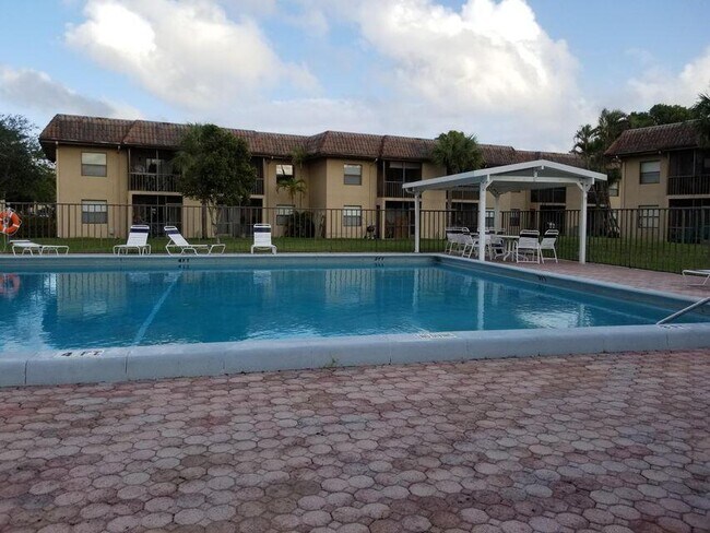 Primary Photo - 6832 Palmetto Cir S
