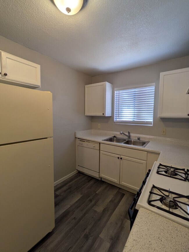 Building Photo - REMODELED 2 BEDROOM FOURPLEX UNIT