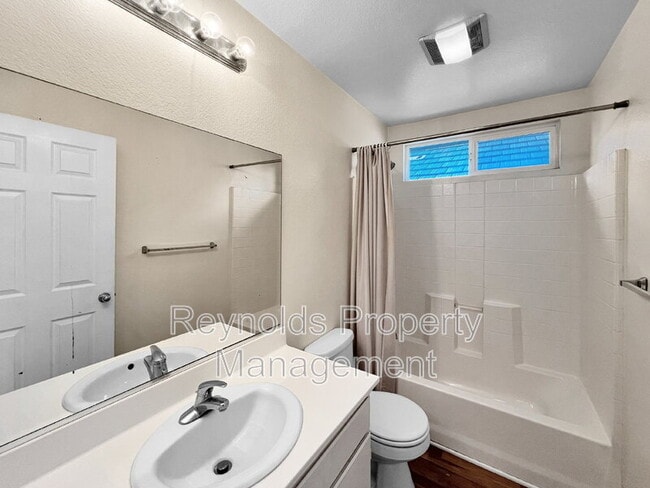 Building Photo - 1468 Normandy Dr