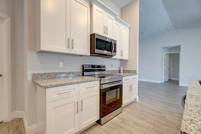 Building Photo - 2352 SW Plum Ct