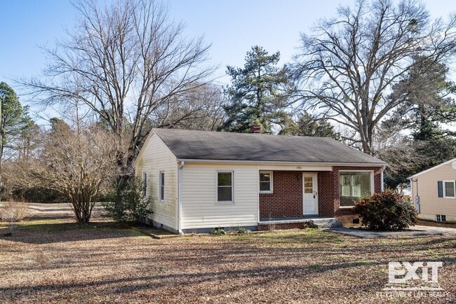 Building Photo - 3 Bedroom/1 Bathroom Brick Ranch For Rent