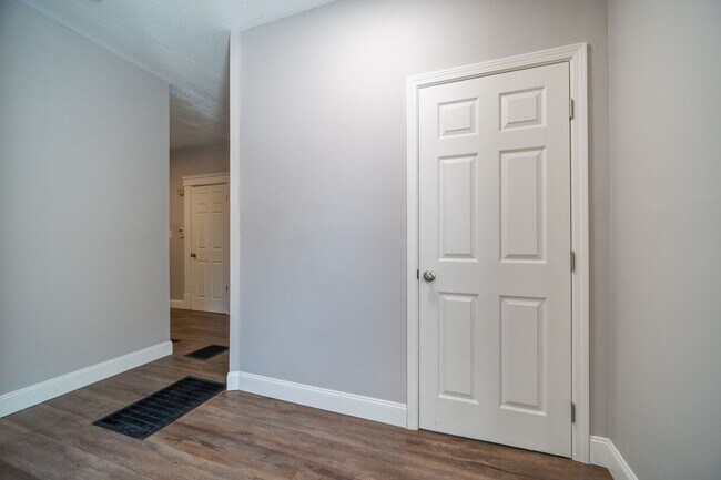 Building Photo - 810 Miller Ave