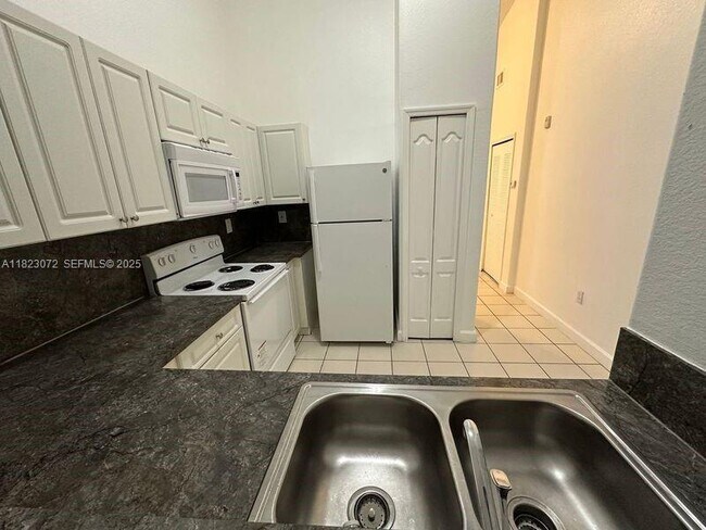 Building Photo - 1661 SE 29th Ct