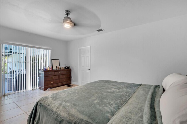 Building Photo - 15400 SW 84th Ave