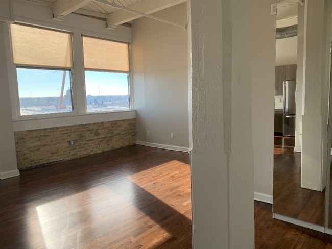 Building Photo - 215 W Maple St