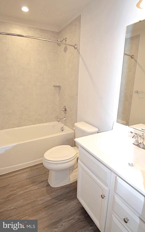 Building Photo - 528 Landing Dr