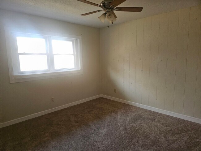 Building Photo - Updated 2BR Townhome Near S Beltline — Convenient Columbia Living