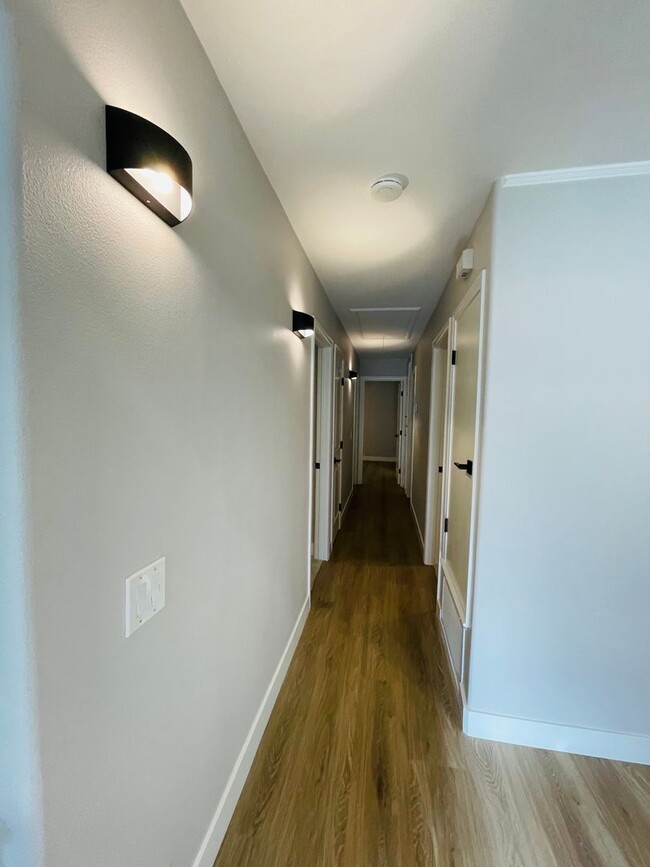 Building Photo - Amazing renovated 4 bedroom 2 full bath si...