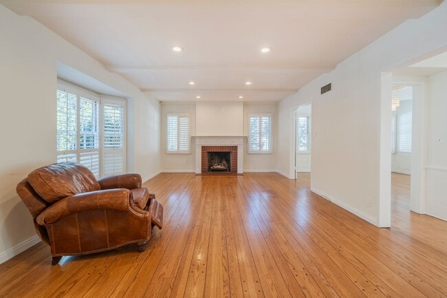 Building Photo - Beautiful Sherman Oaks Home Rental!
