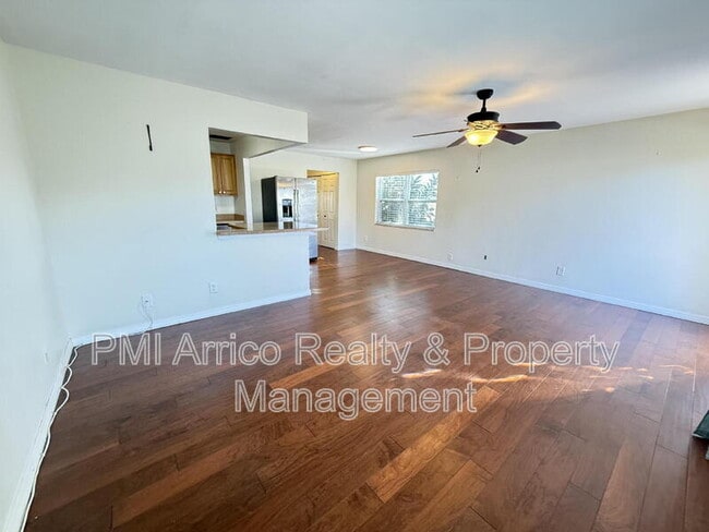 Building Photo - 2202 Clubhouse Dr