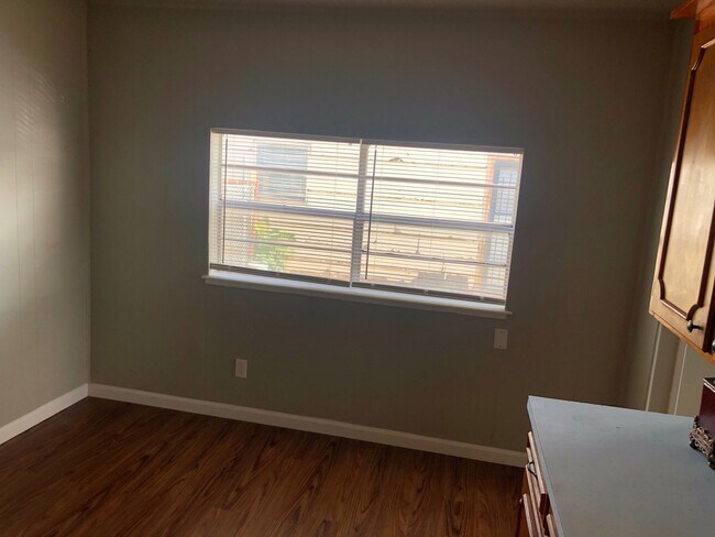 Building Photo - 109 N Uvalde Ave