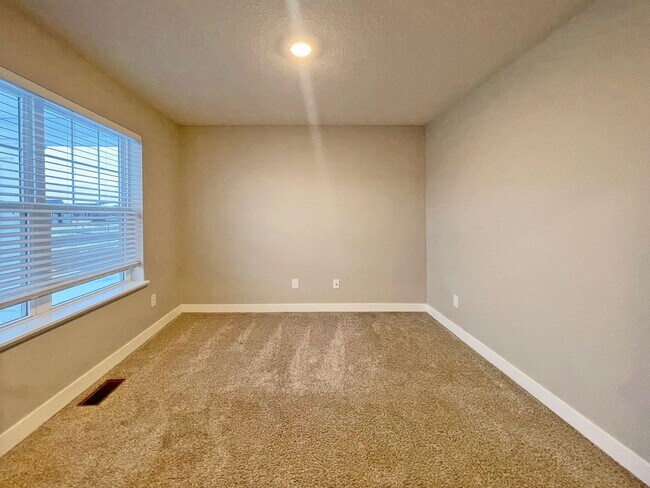 Building Photo - Gorgeous Like-New Home in Copper Hills, Never Rented, Fenced Yard, Huge Family Room, 3-Car Garage...