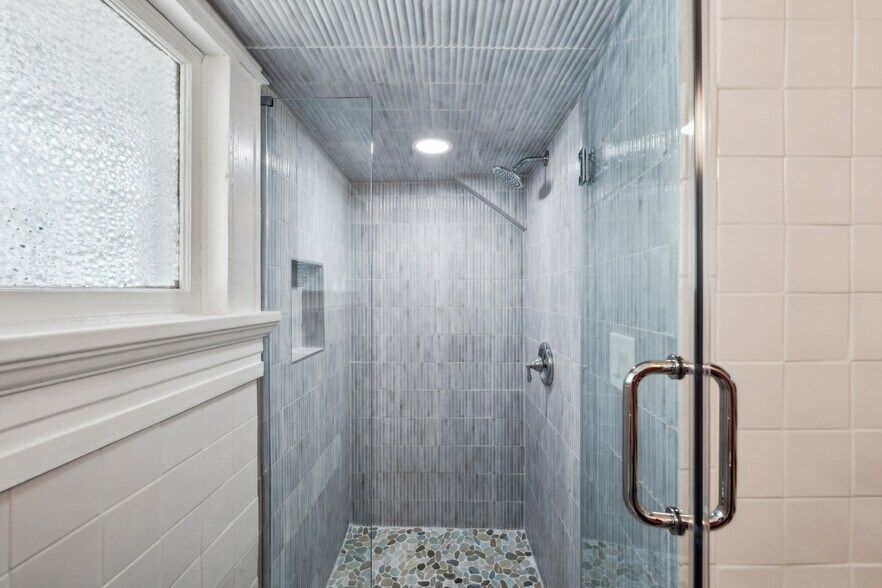 Hallway walk in shower - 1118 Colquitt Ave NE