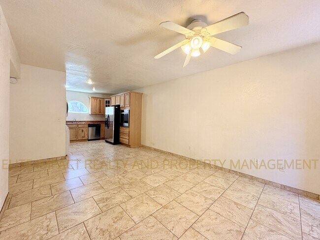 Building Photo - 1628 N Venice Ave