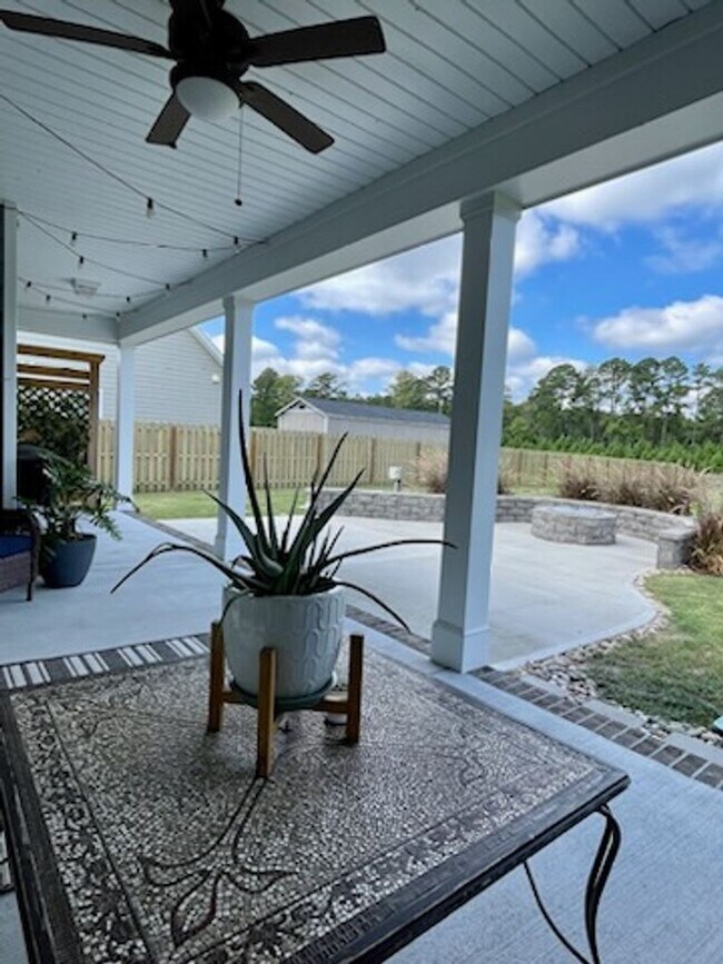 Building Photo - Welcome to this charming 3-bedroom, 2-bath...