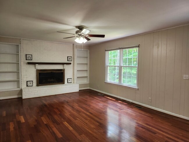Building Photo - Spacious 4 bedroom 2 bath home in North HI...