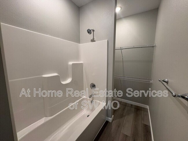 Building Photo - 4930 W Minota St