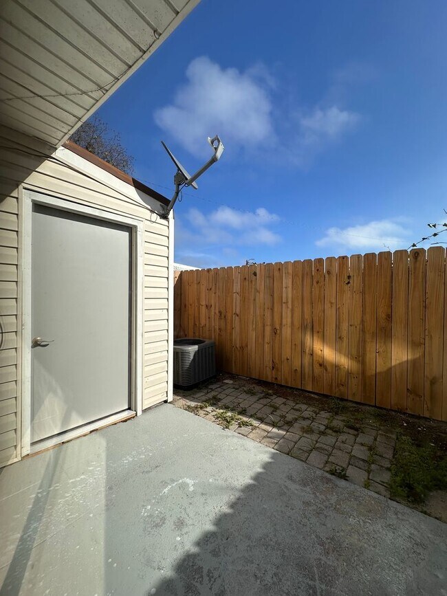 Building Photo - 2 Bedroom Condo In Destin-- Legion Drive!