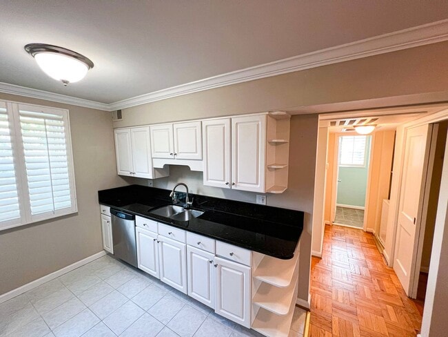 Building Photo - Sun-filled 1 Bed 1 Bath Condo With Garage ...