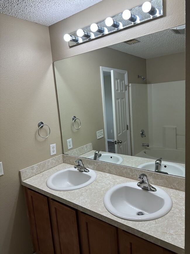 Building Photo - 495 Canyon Oak Loop